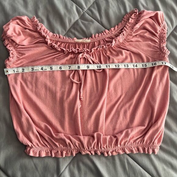 đFreeâKissesâ
Off-the-shoulder CropâTop - Picture 7 of 8